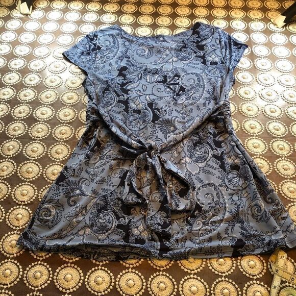 Tailor B Moss V-Neck Blue Paisley Back Tie Top - Picture 2 of 6